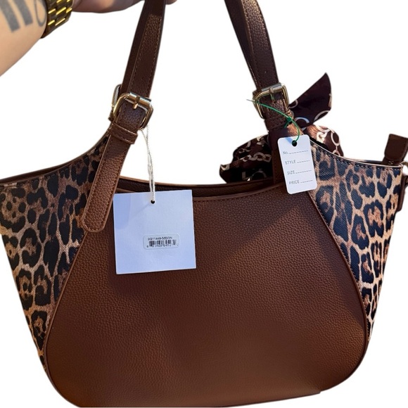 Accent Leopard Tote Bag w/ Scarf – Chic & Versatile - Picture 4 of 9